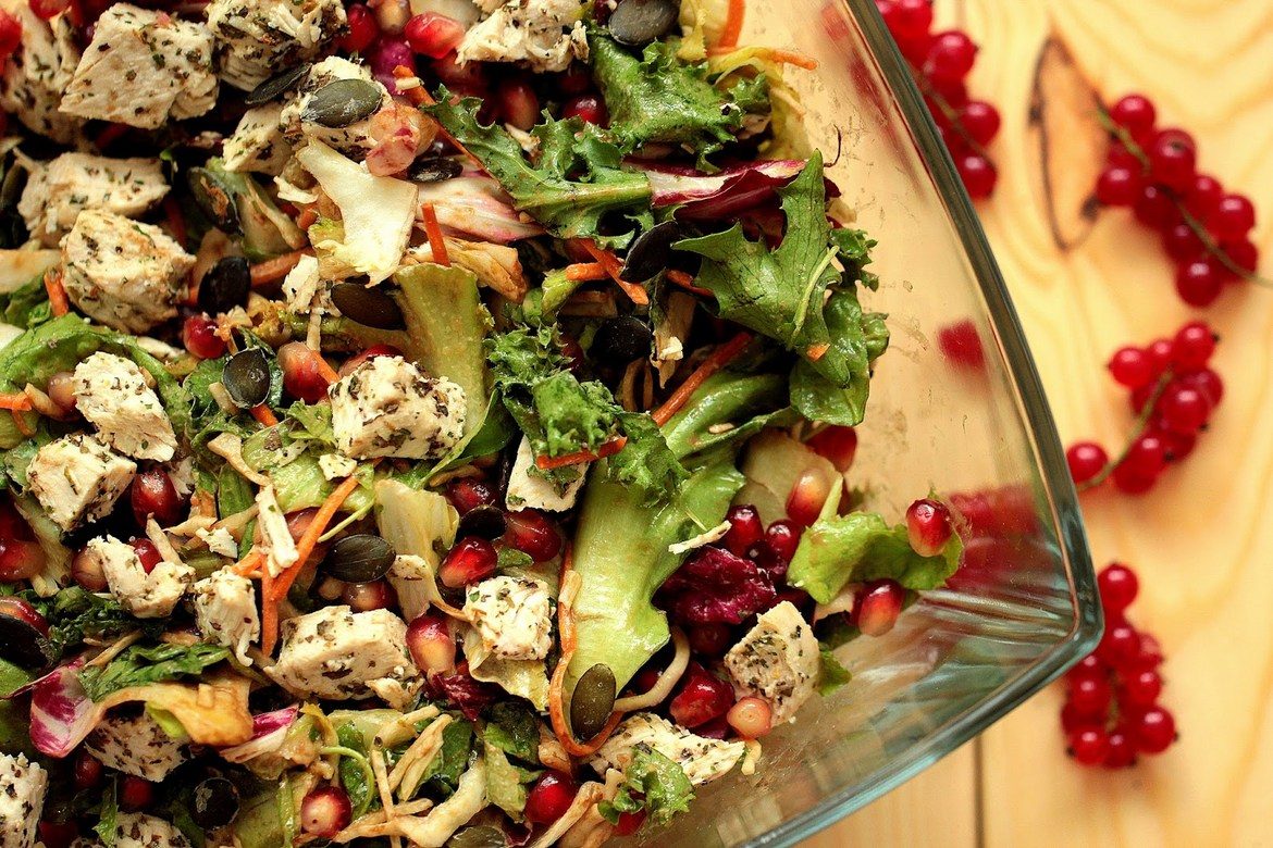 Letnia sałatka z granatem i indykiem fot. 1