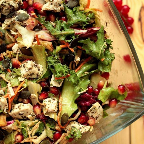 Letnia sałatka z&nbsp;granatem i&nbsp;indykiem fot. 1