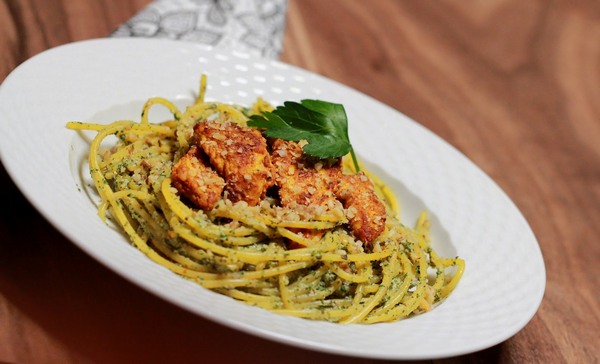 Pesto Koperkowe z makaronem i złocistym Indykiem w Kurkumie fot 2
