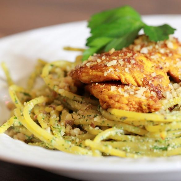 Pesto Koperkowe z makaronem i złocistym Indykiem w Kurkumie fot 1