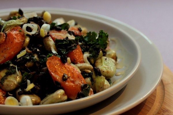 Sałatka sezamowa z&nbsp;czarnym ryżem i&nbsp;bobem fot. 2