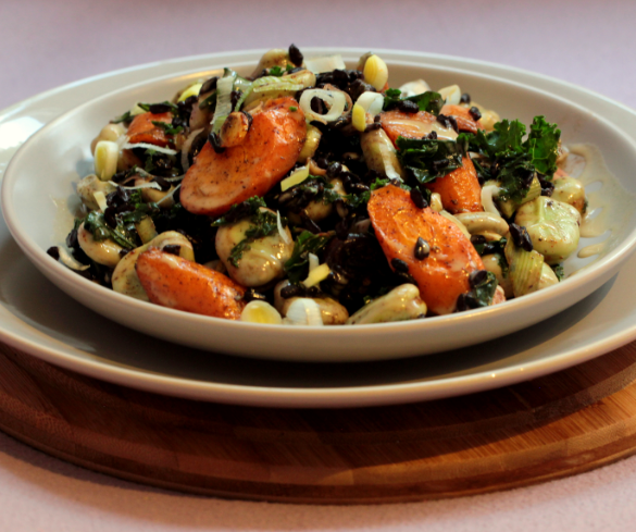 Sałatka sezamowa z&nbsp;czarnym ryżem i&nbsp;bobem fot. 1