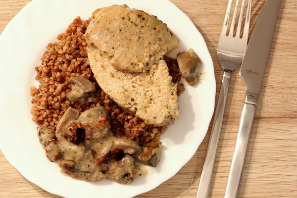 Pieczona szynka wieprzowa w&nbsp;pieczarkowym sosie 