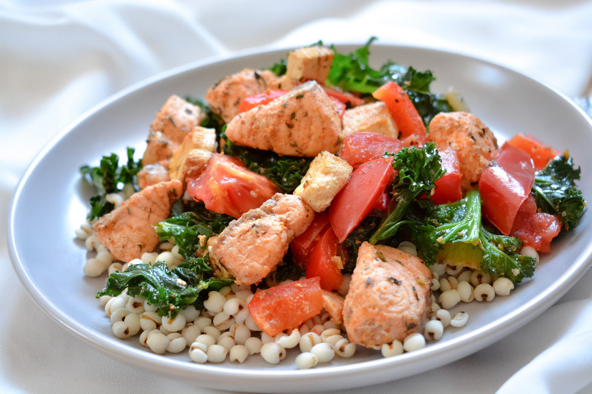 Łosoś z letnimi warzywami i kaszą coix 1