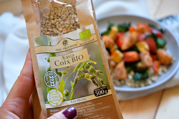 Łosoś z&nbsp;letnimi warzywami i&nbsp;kaszą coix 3